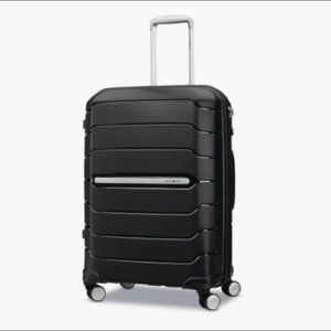 Samsonite Freeform 24" 4 Wheeler Spinner Suitcase